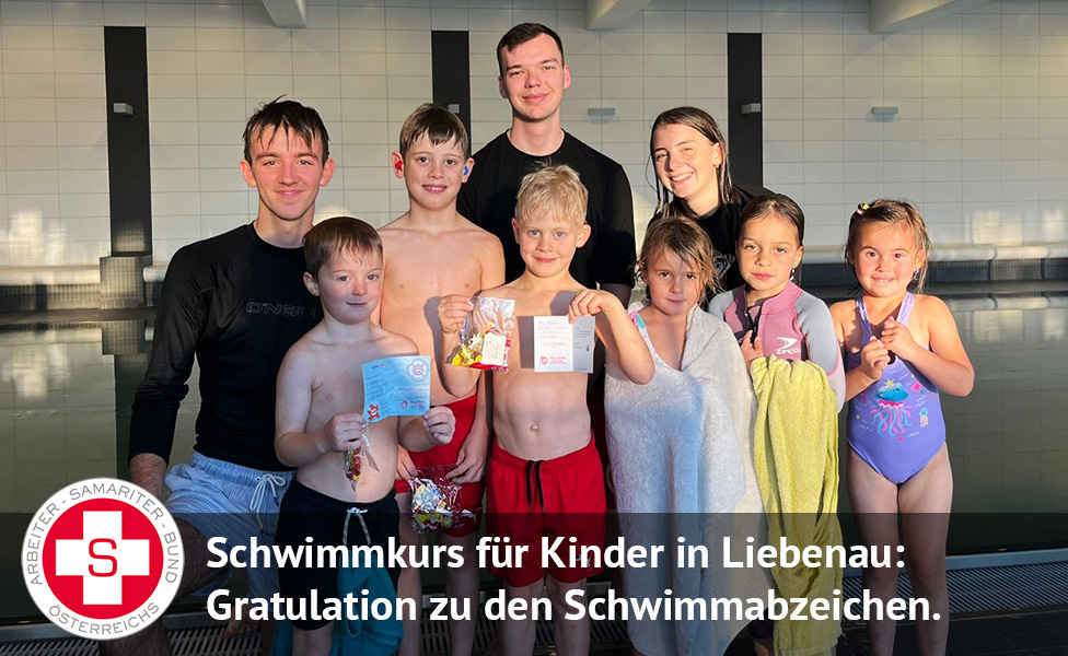 Schwimmkurs für Kinder in Liebenau: Gratulation zu den Schwimmabzeichen - Gruppenfoto der Teilnehmer:innen