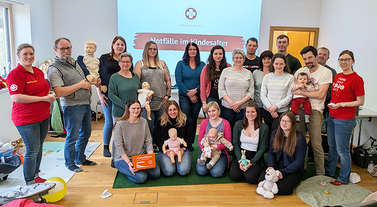 Erste-Hilfe-Kurs: Notfälle im Kindesalter - Gruppenfoto der Teilnehmer:innen