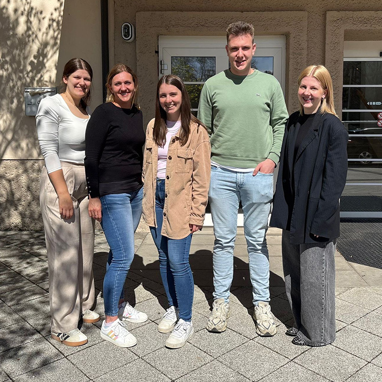 Fünf neue Schwimmlehrer:innen (Gruppenfoto)