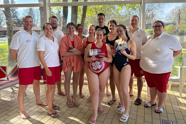 Fünf neue Schwimmlehrer:innen (Gruppenfoto)